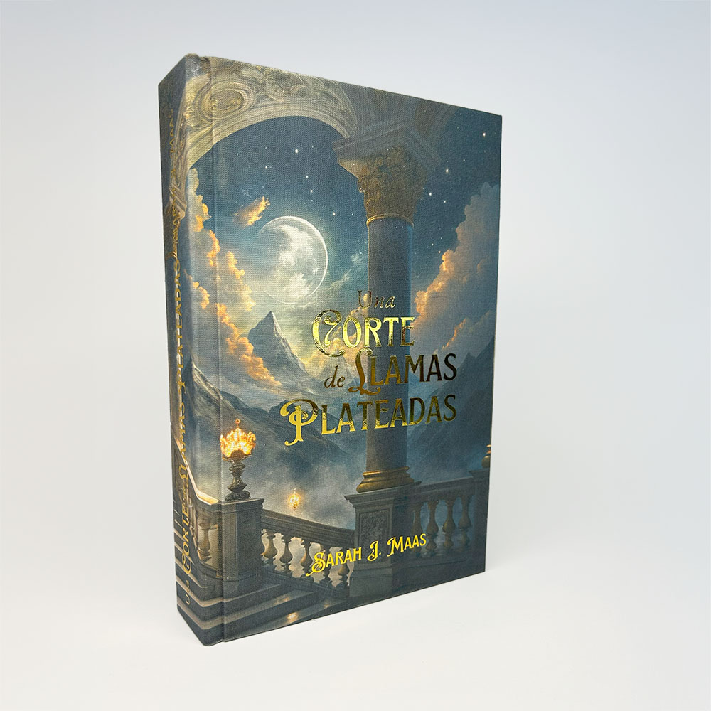Portada – Portada de la edición personalizada de Una corte de llamas plateadas con ilustración de palacio y luna.