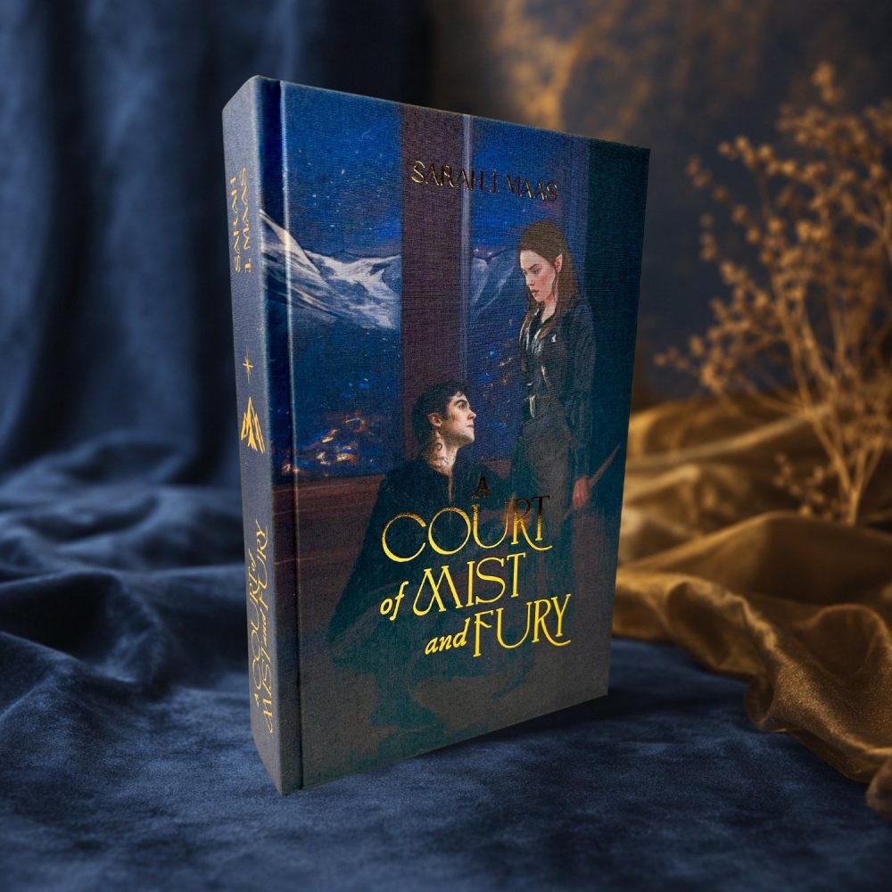 Sobrecubierta de A Court of Mist and Fury edición especial ilustrada, con Feyre y Rhysand