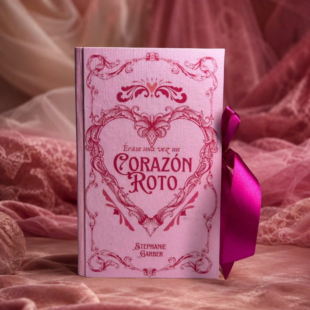 Cubierta de Érase una vez un Corazón Roto edición especial, en rosa con la filigrana en forma de corazón
