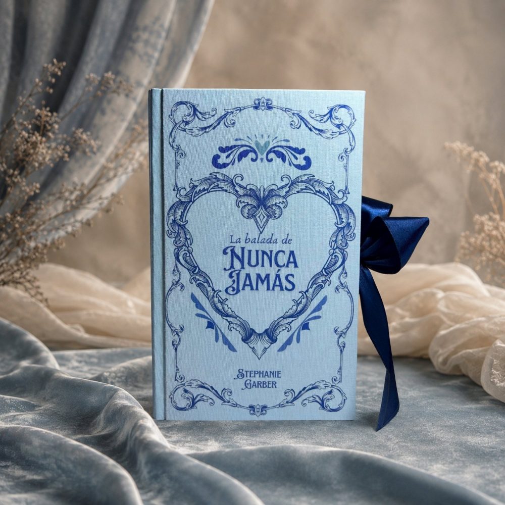 Cubierta de La Balada de Nunca Jamás edición especial, en azul claro con la filigrana en forma de corazón