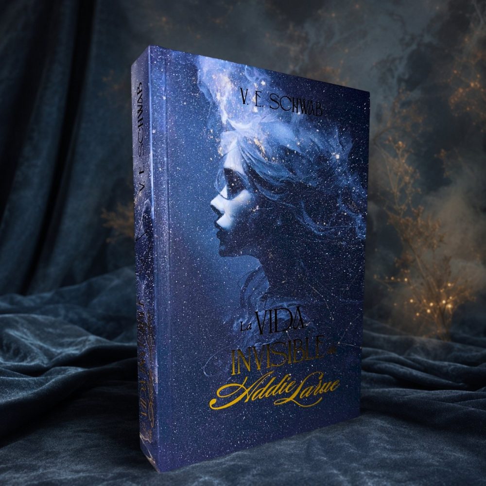 Cubierta de La vida invisible de Addie LaRue edición especial, con el perfil formado por la nebulosa